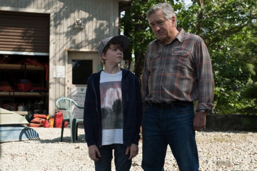 Dedek (Robert De Niro) in vnuk stojita pred hišo.