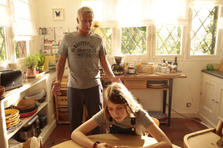 Oče in hčerka v kuhinji.