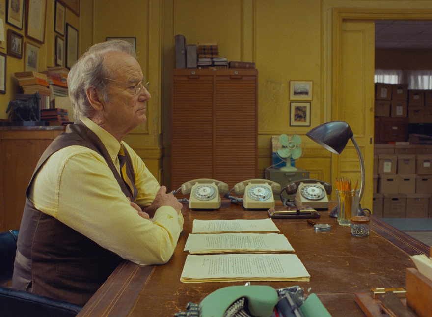 Francoska Depeša: Bill Murray sedi v pisarni s tremi telefoni.