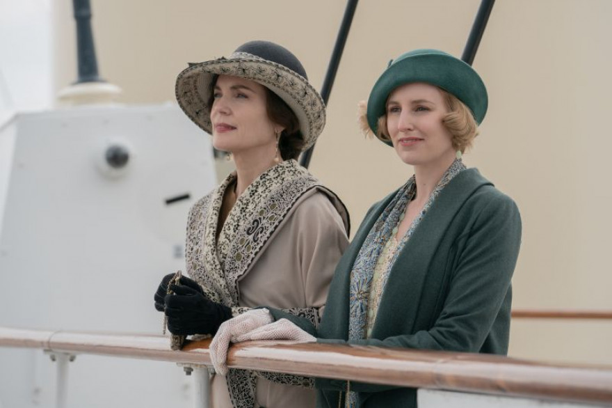 DA2 B ELIZABETH McGOVERN Cora Grantham in LAURA CARMICHAEL Lady Edith Hexham Downton Abbey Nova doba v2