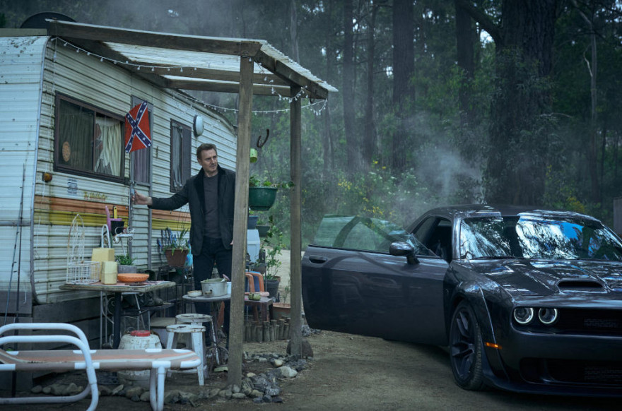 VSenciZarote A Liam neeson ob Dodge Challenger SRT Hellcat u in stari bivalni prikolici