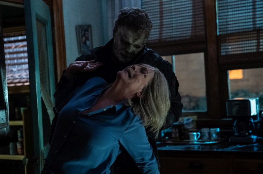 MICHAEL MYERS alias The Shape in JAMIE LEE CURTIS Laurie Strode Noc carovnic se konca